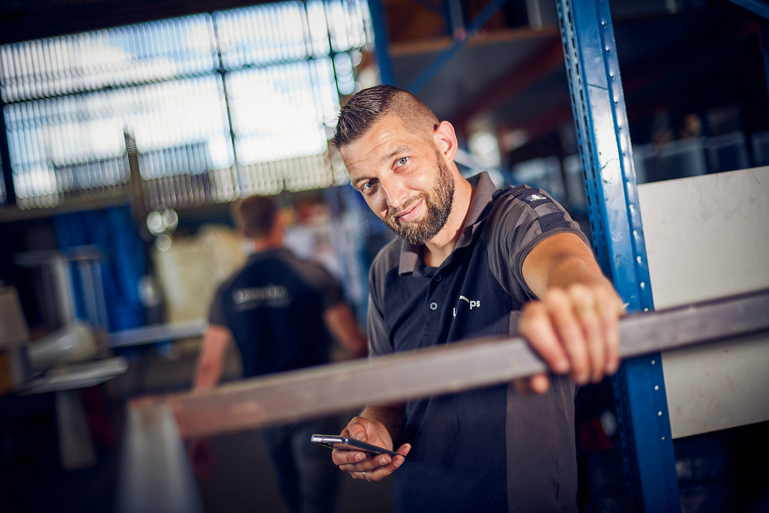 Man met staaf en telefoon